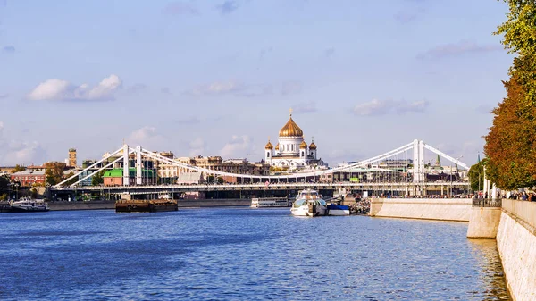 Weergave van de Krim-brug van Gorky Park in Moskou — Stockfoto