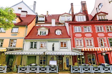 Riga, sokaklarında bir kafe ile eski evleri