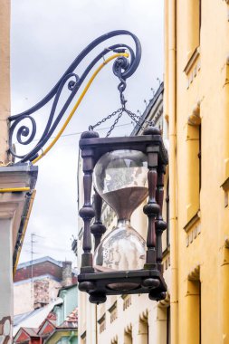 Riga, Letonya sokakta kum saati