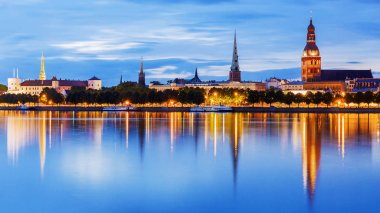 Panorama gece Riga, Letonya