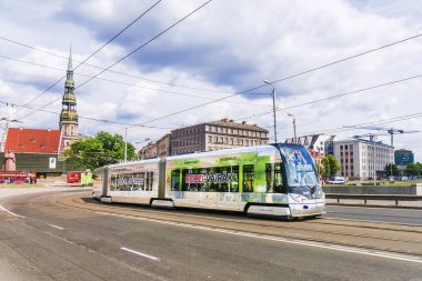 Riga, Letonya-Haziran 10, 2017: eski sokaklarında modern tramvay 