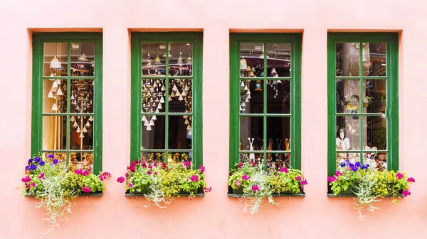 Facciata di una casa con fiori a Riga — Foto Stock