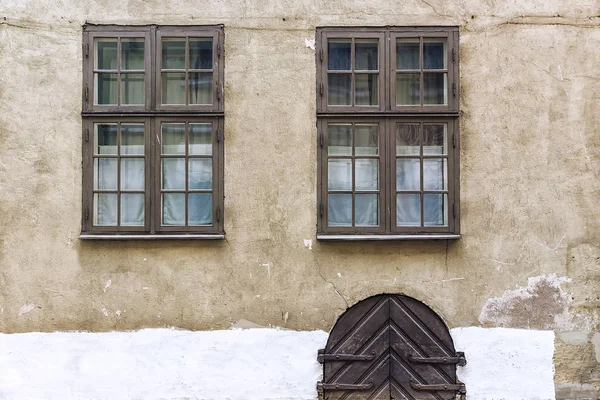 Старый фасад с двумя окнами — стоковое фото