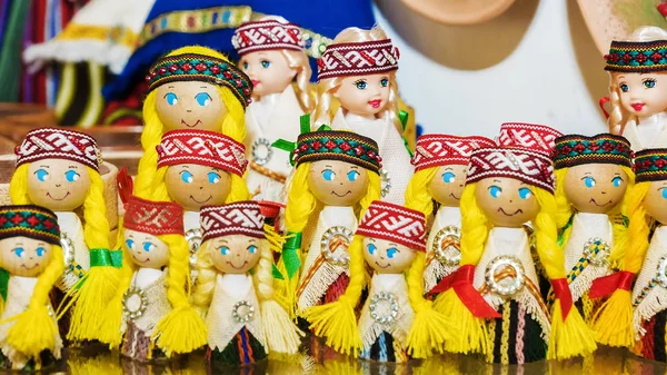 Muñecas de recuerdo letonas con ropa nacional —  Fotos de Stock