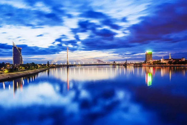 Most přes Rigy. Noční Riga, Lotyšsko — Stock fotografie