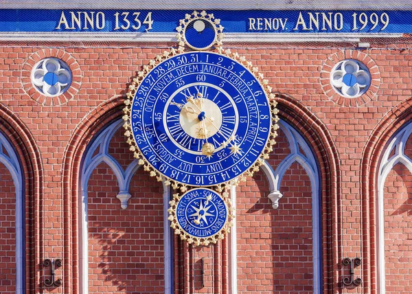 Astronomische Uhr in Riga, Lettland. die Inschrift auf dem Bau — Stockfoto