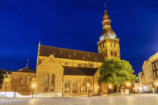 Nacht uitzicht op de kathedraal van de koepel in Riga, Letland — Stockfoto