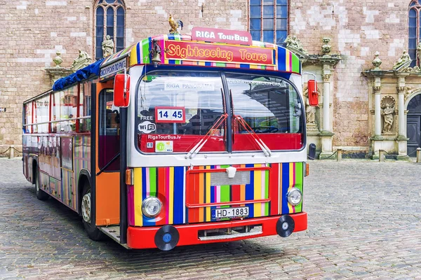 РИГА, Латвия -11 июня 2017: Красочный полосатый туристический автобус в й — стоковое фото