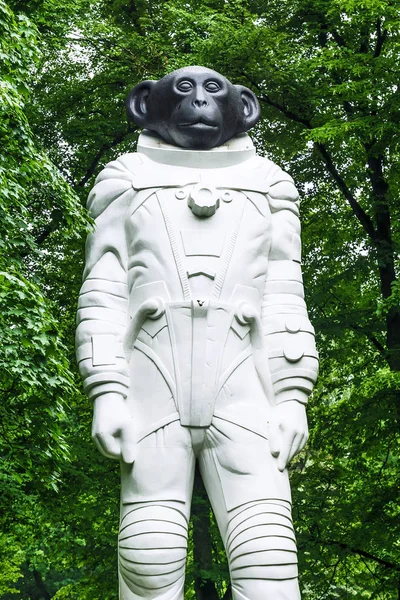 RIGA, LATVIA-JUNE 12, 2017: Sam is a monument to animals flying — Stock Photo, Image