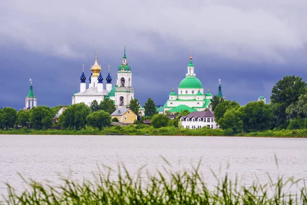 Monasterio Spaso-Yakovlevsky en Rostov. Vista desde el lago Nerón — Foto de Stock