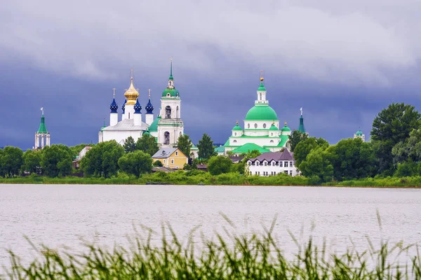 Спасо Yakovlevsky монастиря в Ростові. Вид з Nero озеро — стокове фото