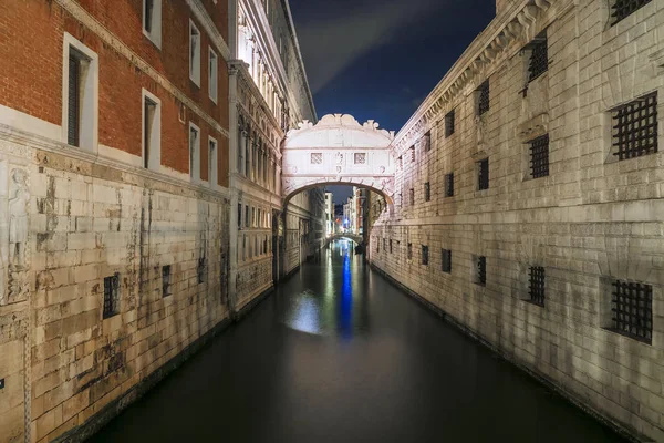 Puente de los Suspiros en Venecia, Italia — Foto de Stock