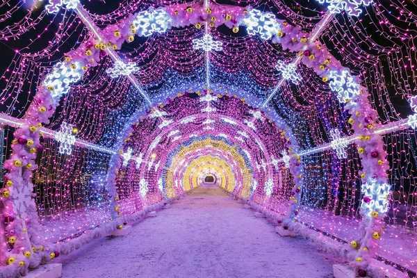 Weihnachten in Moskau. Lichttunnel der Saiten auf den Straßen von m — Stockfoto