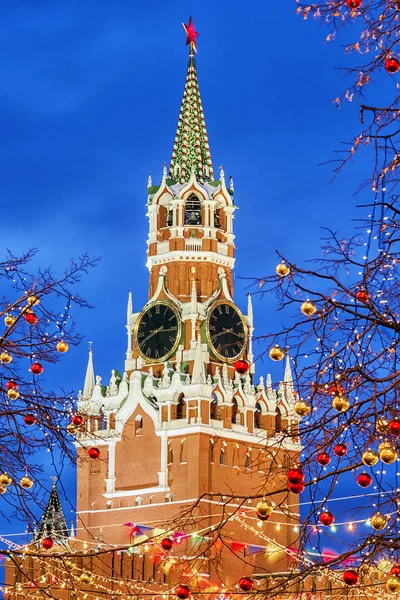 Navidad en Moscú. Torre Spasskaya en decoración festiva — Foto de Stock