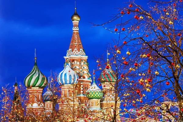 在莫斯科的圣诞节。圣瓦西里大教堂在节日装饰品 — 图库照片
