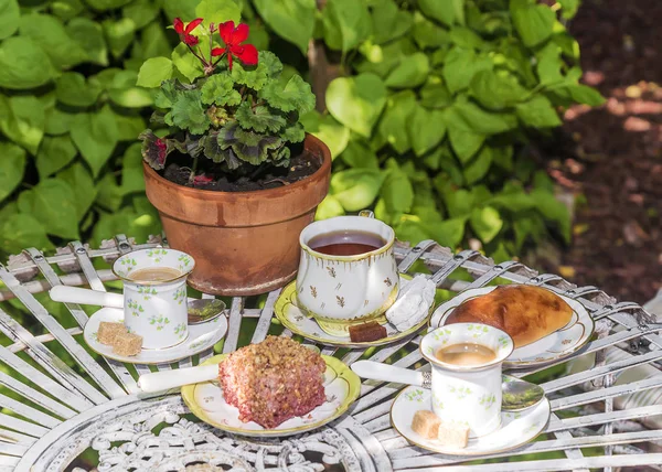 Стол с чаем, кофе, сладостями и выпечкой — стоковое фото