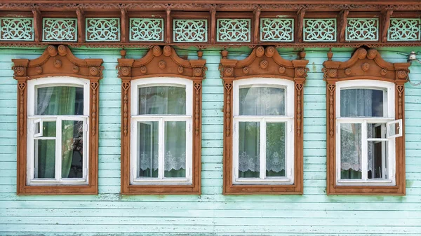 Bandas talladas en una casa de madera rusa —  Fotos de Stock