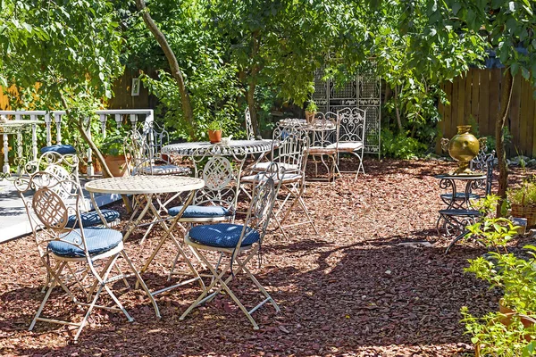 Затишне літнє кафе в саду — стокове фото