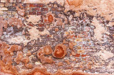 Alçı peeling ile eski tuğla duvar