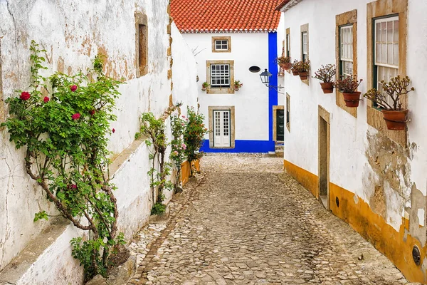 Gatorna i den gamla stadsdelen i Óbidos, Portugal — Stockfoto