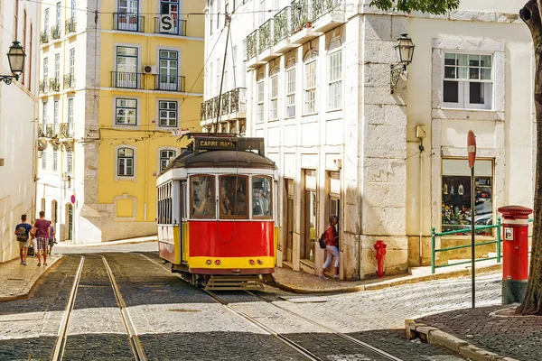 Красный трамвай на улицах Лиссабона, Португалия — стоковое фото