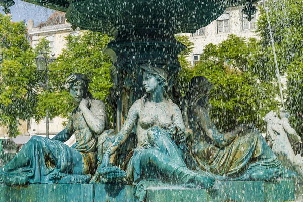 Fonte na Praça do Rossio em Lisboa, Portugal — Fotografia de Stock