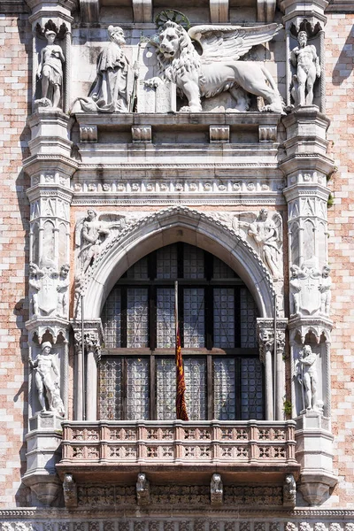 Architektonické detaily Dóžecí palác v Benátkách — Stock fotografie