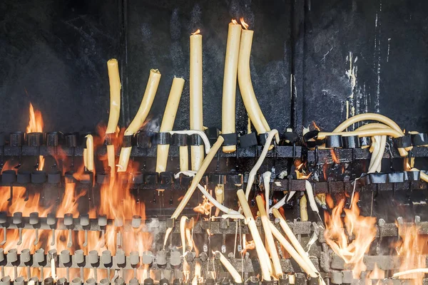 Горящие восковые свечи в Фатиме — стоковое фото