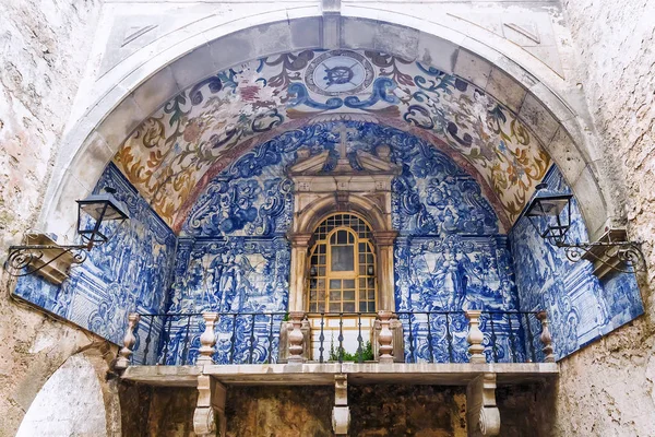 Krásné tradiční balkon Obidos, Portugalsko — Stock fotografie