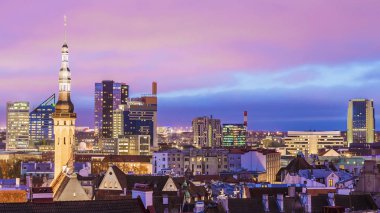 Panorama gece Tallinn, Estonya