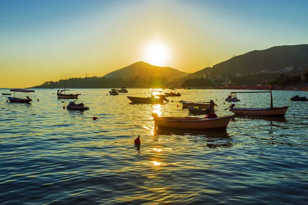 Захід сонця на узбережжі моря в Чорногорії — стокове фото