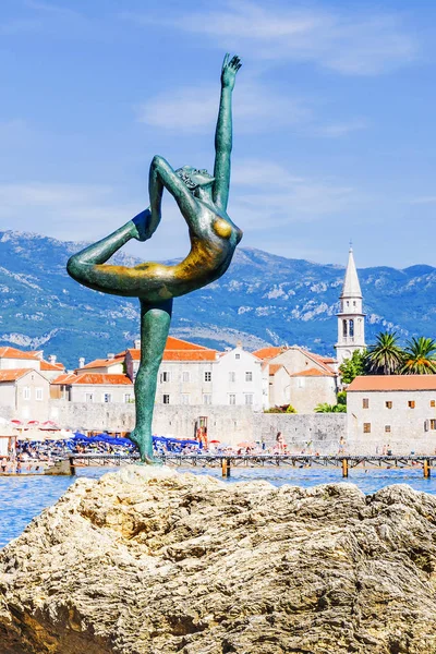 Estátua de um dançarino em Budva, Montenegro — Fotografia de Stock