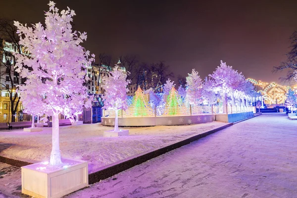 Weihnachten in Moskau. fabelhafte Dekoration des Puschkin-Platzes in Moskau — Stockfoto