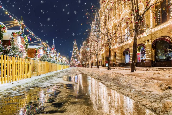 Weihnachten in Moskau. Festliche Dekoration des Roten Platzes in Moskau — Stockfoto