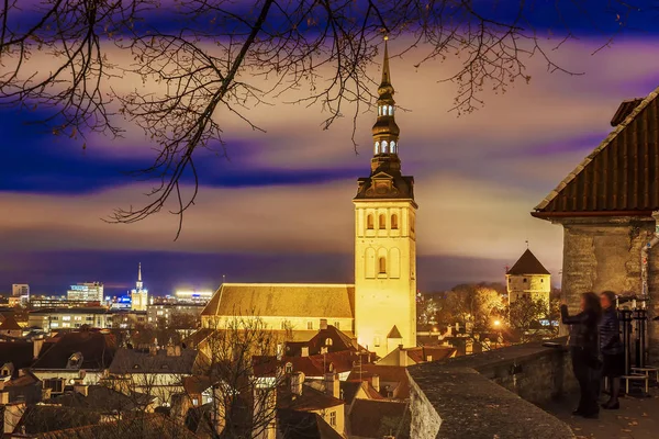 Vista noturna de Tallinn, Estónia — Fotografia de Stock