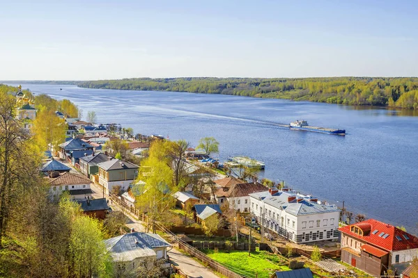 Gamla ryska staden Ples på floden Volga — Stockfoto