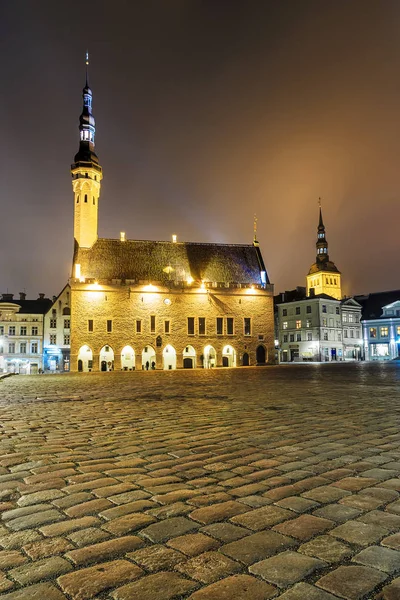 Night view of the Town Hall in Tallinn, Estonia — Stock Photo, Image