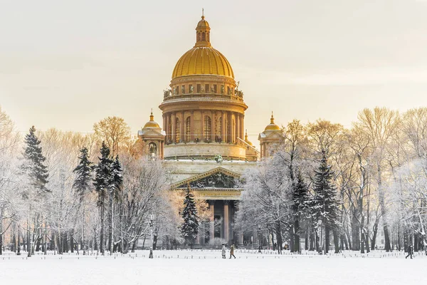 Vista de invierno de la Catedral de San Isaac en San Petersburgo — Foto de Stock