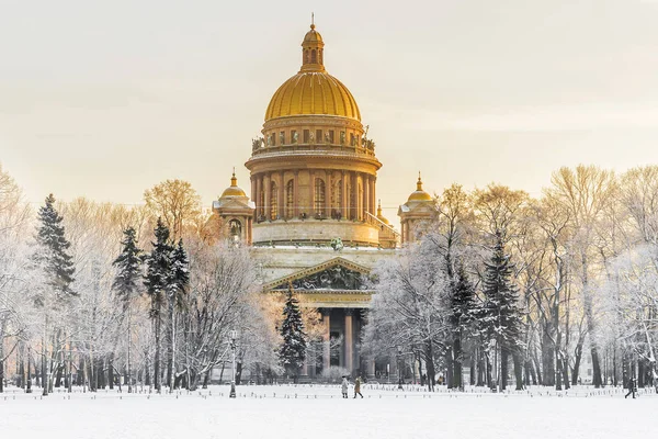St. Isaac's Cathedral St. Petersburg'daki kış görünümü