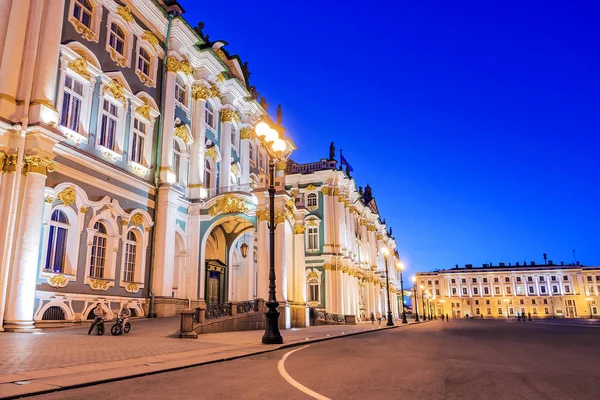 Vista nocturna de la Plaza del Palacio en San Petersburgo —  Fotos de Stock