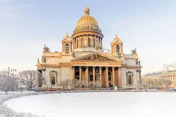 冬は、サンクトペテルブルクの聖イサアク大聖堂を見る — ストック写真