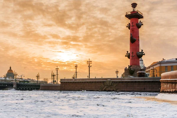 Pôr do sol de inverno em São Petersburgo — Fotografia de Stock