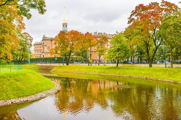 Autumn St. Petersburg. Vista del Castillo de Mikhailovsky — Foto de Stock