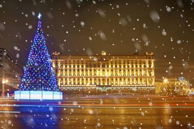 Noel Moskova'da. Noel ağacı Lubyanka Meydanı Moskova