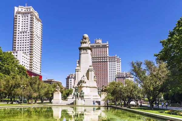 Denkmal für den Schriftsteller Miguel de Cervantes in Madrid, Spanien — Stockfoto