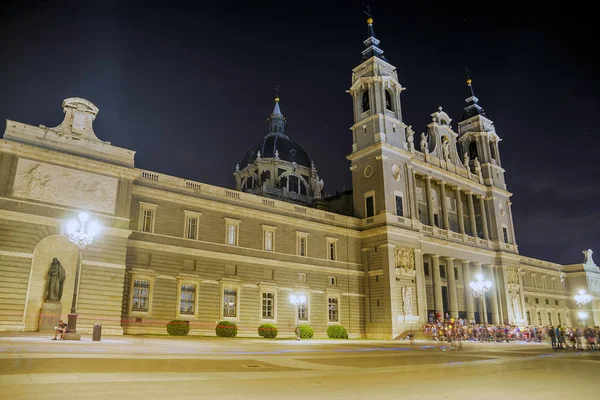 Almudena-Kathedrale in Madrid, Spanien. — Stockfoto