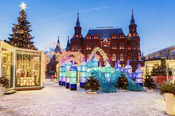 Christmas in Moscow. Manezhnaya Square decorated for Christmas i — Stock Photo, Image