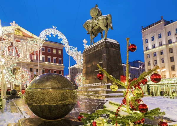 Weihnachten in Moskau. Festliche Dekoration am Denkmal für Juri — Stockfoto