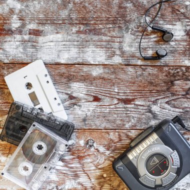 kaset çalar ve ahşap arka plan üzerinde ses bandı 