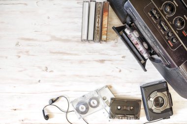 kaset çalar, kaset kaydedici ve ses bandı üzerinde ahşap ba